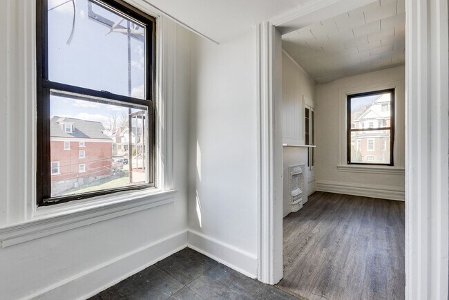 Foto del edificio - Available NOW- Charming apartments in the heart of Mt. Oliver!