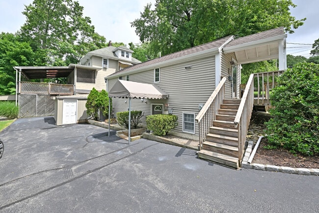 Building Photo - 211 Godwin Ave