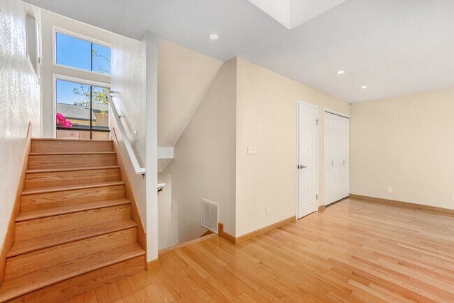Foto del edificio - 109 Carob Ln