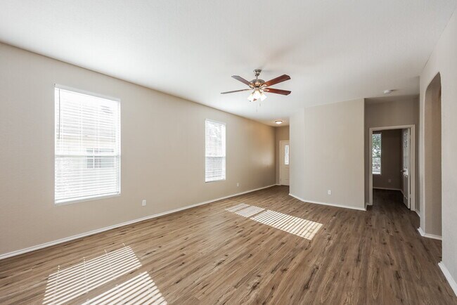 Foto del edificio - 27330 Wrought Iron