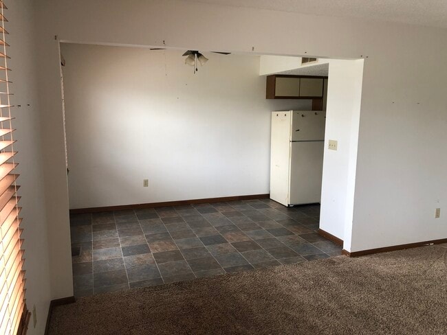 Baño - 615 N Washington St