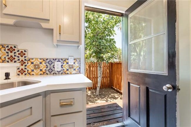 Private Patio Access - 1005 1/2 Calzona St