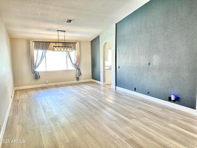Foto del edificio - 7126 W Columbine Dr