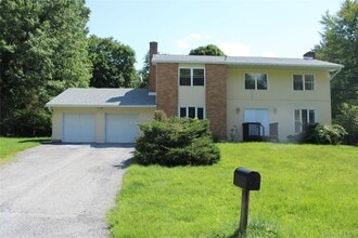 Building Photo - 8 Tanglewood Dr