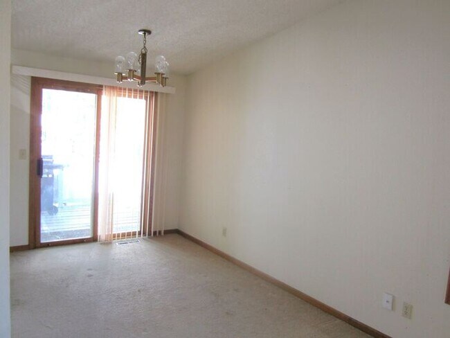Foto del edificio - 3 Bedroom, 2 Bath Bi-Level Home with 2 car...