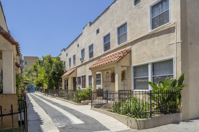 Building Photo - 372-378 Loma Dr