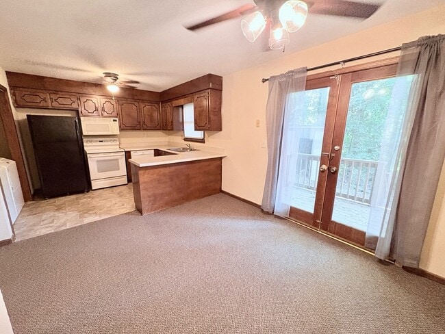 Building Photo - 902 Creekside Dr