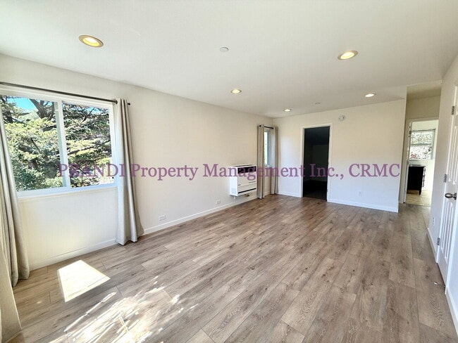 Building Photo - Top Floor Unit With Bonus Room in Gerstle ...