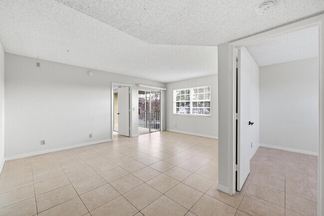 Building Photo - 1502 SE Royal Green Cir