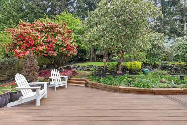 Foto del edificio - Rare Edmonds Bowl Retreat | Park-Like Yard & Updated Spacious Home