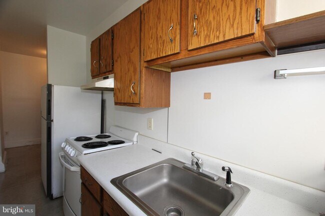 Building Photo - 118 E Lancaster Ave