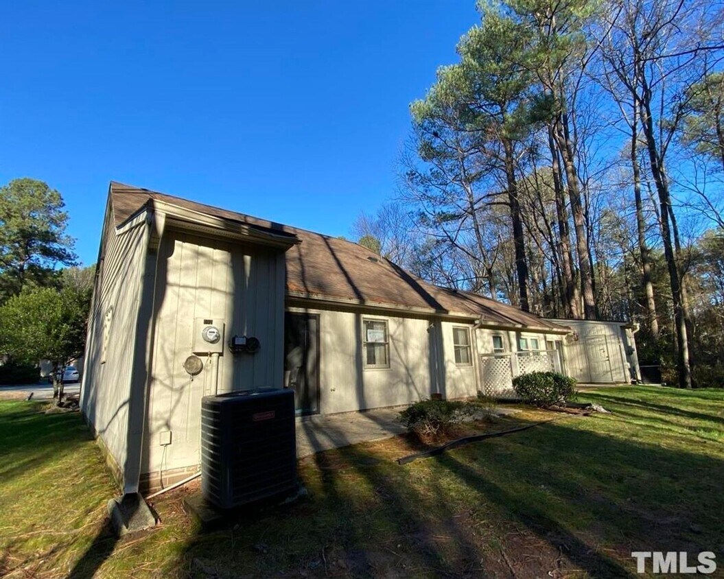 Foto del edificio - 102 Woodbridge Lane, Chapel Hill, NC  27514