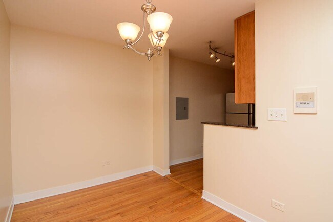 Building Photo - 630 W Wrightwood Ave