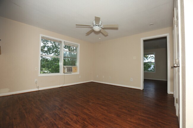 Building Photo - 256 E Pecan Ln