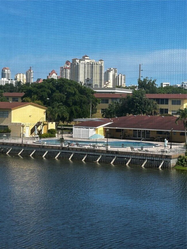 Foto del edificio - 2880 NE 203rd St