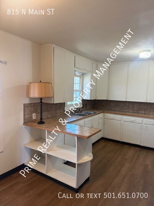 Building Photo - 815 N Main St