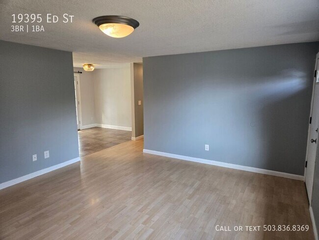 Building Photo - Home With Great Back Yard in Beautiful Ore...