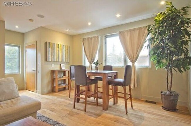 Foto del edificio - Elegant Contemporary Town Home with 2 bedrooms/4 baths with Private Elevator Coming Available Soon!