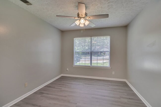 Building Photo - Nicely Renovated Ranch in Richmond Hill with Hard Surface Floors Throughout