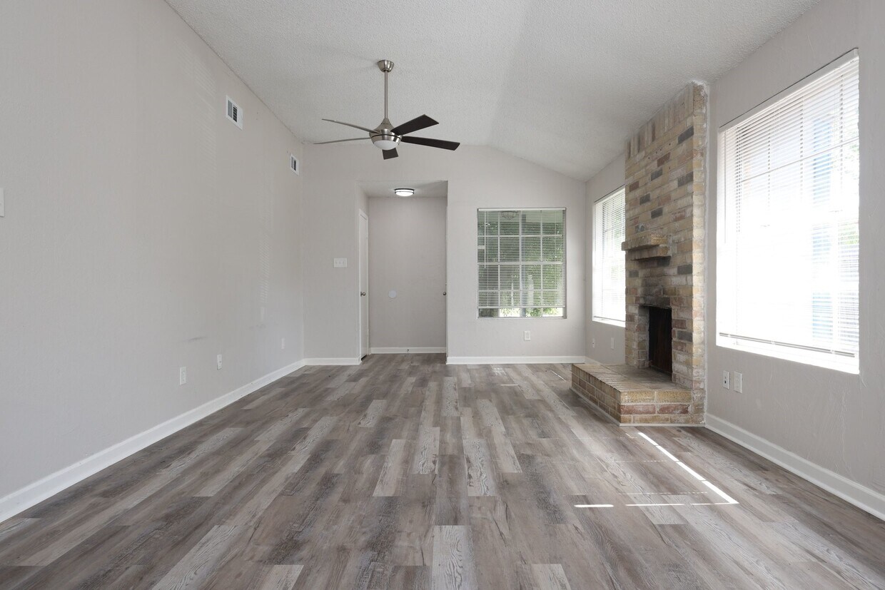 Building Photo - 14115 Clear Forest Dr