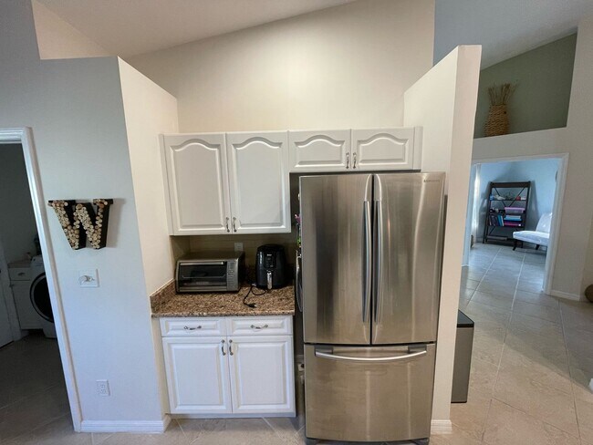 Foto del edificio - ANNUAL RENTAL - 2 BED + DEN / 2 BATH VILLA...