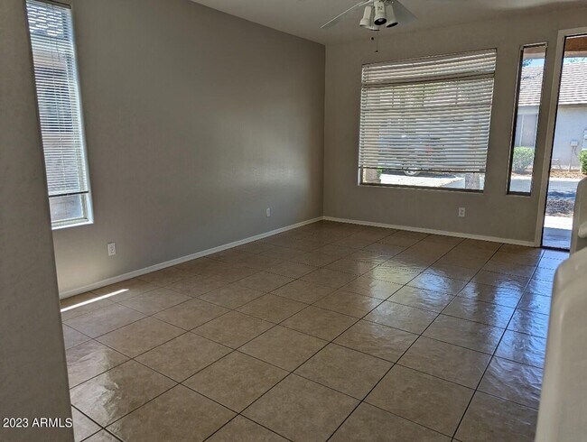 Foto del edificio - 1209 S Roger Way