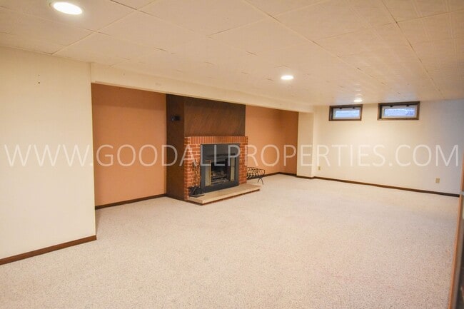 Building Photo - Wonderful 3-Bedroom, 2.5-Bath Ranch-Style ...