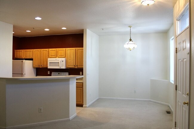 Building Photo - Spacious Fort Collins Townhouse Near Great...