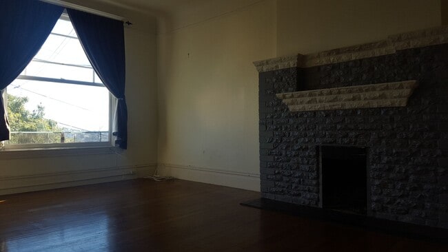 Building Photo - Lovely apartment with three bedrooms plus....