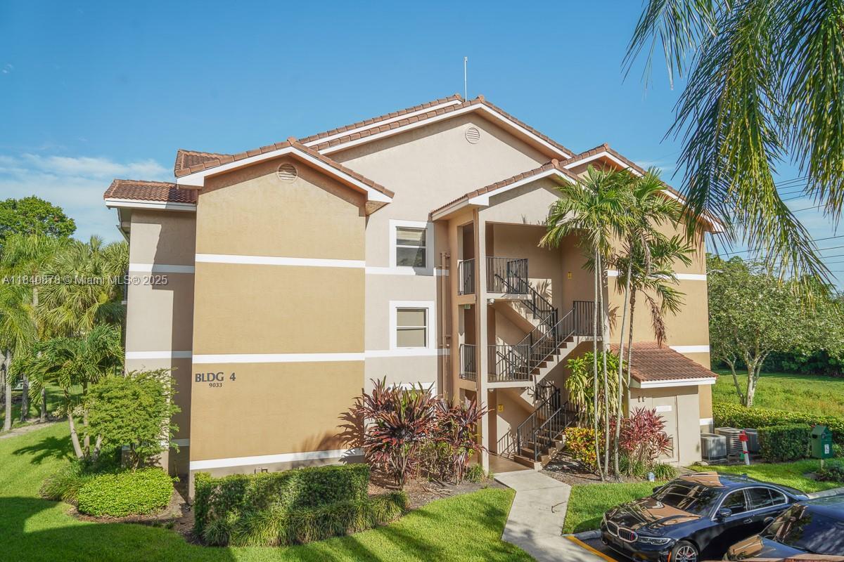 Foto principal - 9033 Wiles Rd