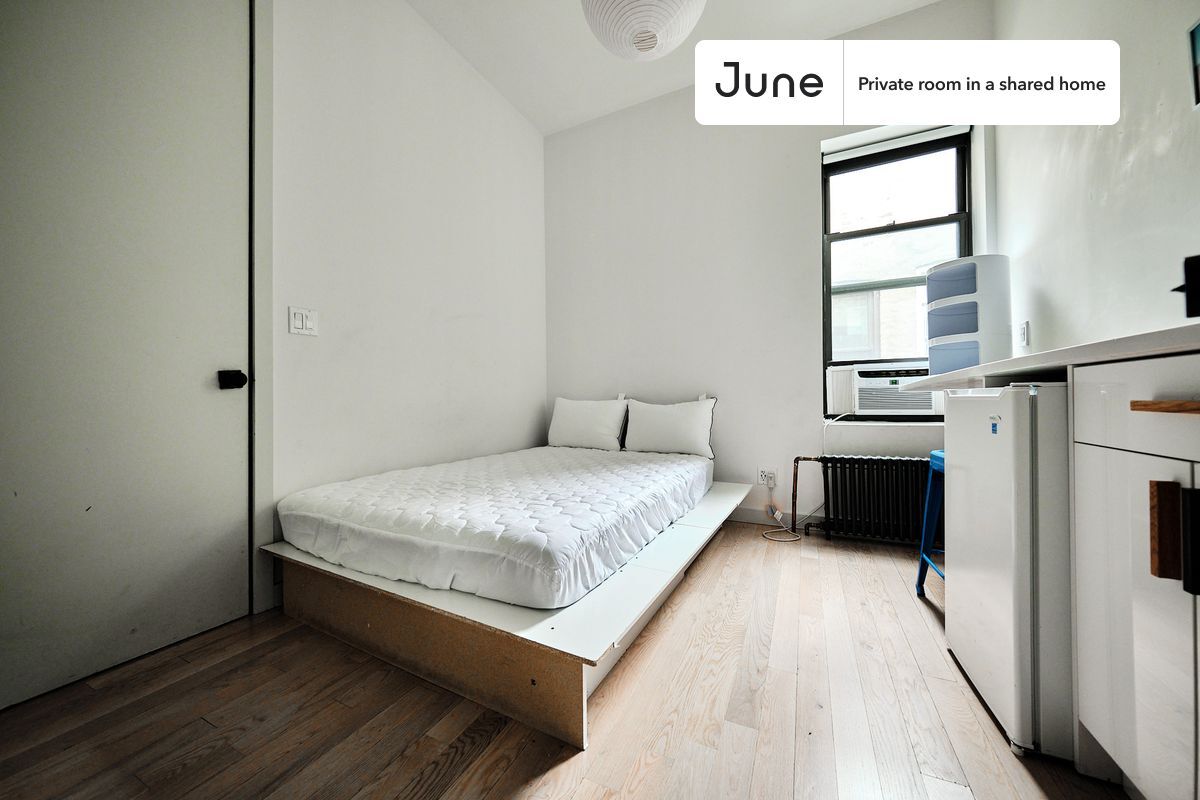 Foto principal - Room in Shared 3 bed/3 bath home