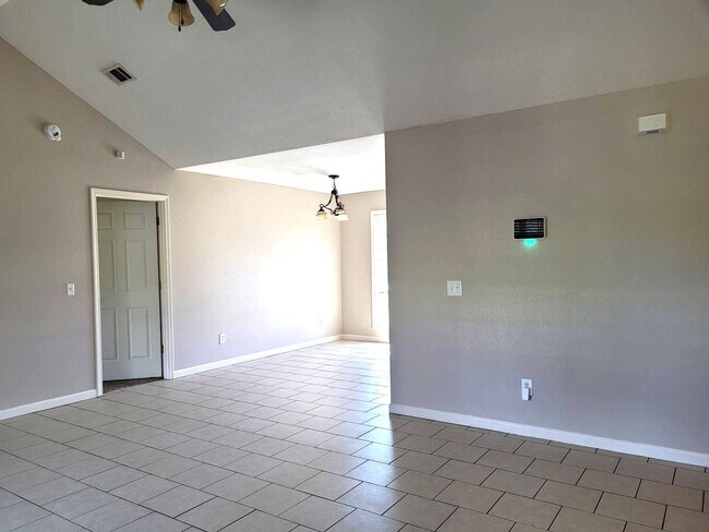 Foto del edificio - 3 bedroom/ 2 Bath.... Move In Ready!!!!