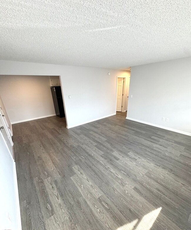 Building Photo - 2 Bedroom Apartments, Excellent Location!