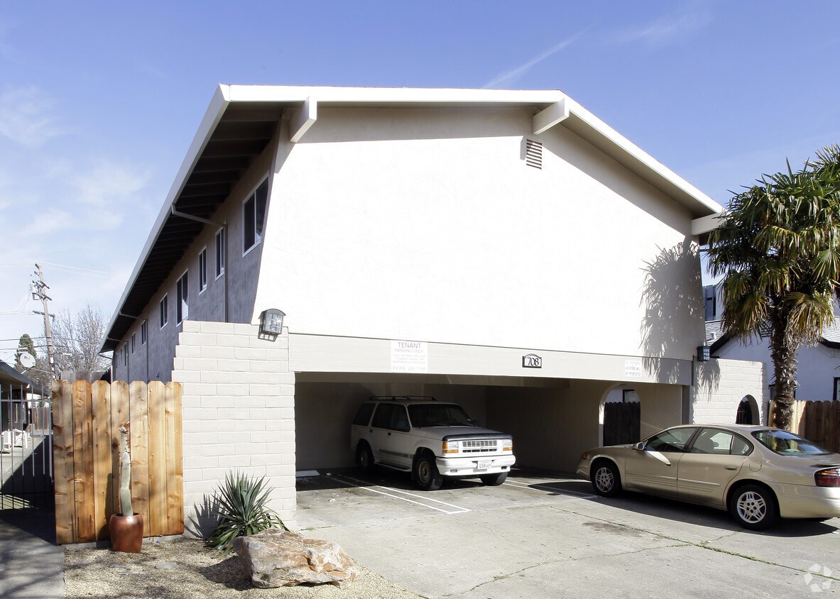 Foto principal - 708 Delaware St