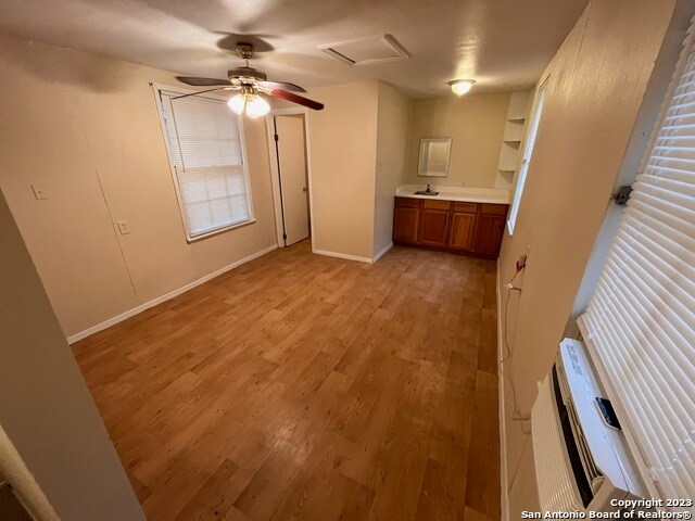 Foto del edificio - 422 W Mistletoe Ave