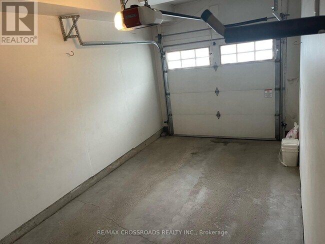 Building Photo - 165-165 Terraview Crescent