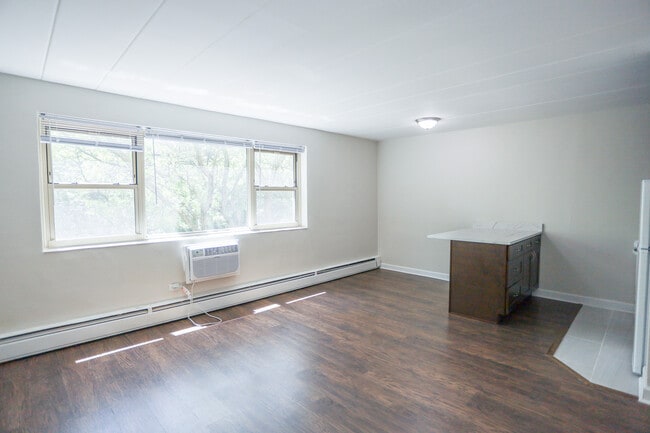 Building Photo - 7300 N Ridge Blvd