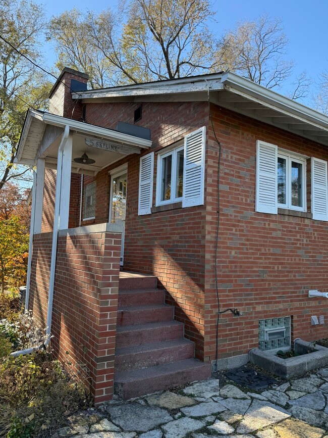 Building Photo - 5 Skyline Dr