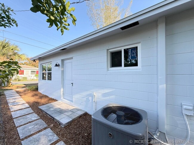 Building Photo - 912 SE Tarpon Ave