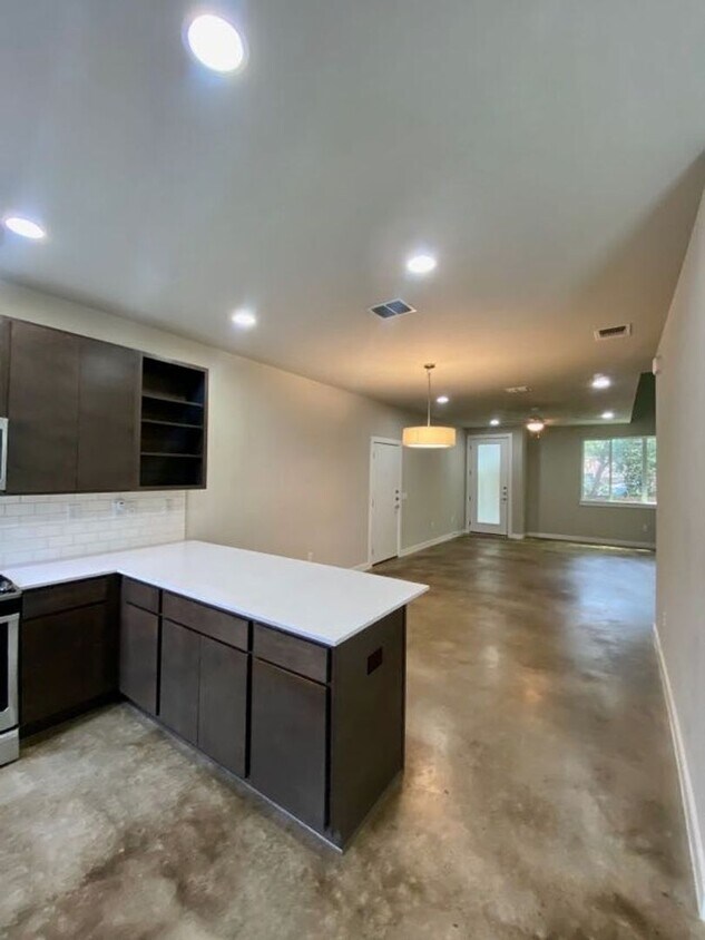 Beautiful Home Move in Ready Located minutes from Southtown! - Beautiful Home Move in Ready Located minutes from Southtown!