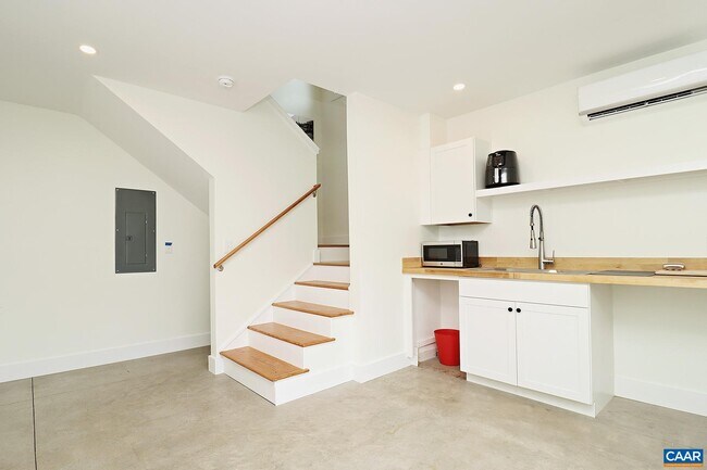 Building Photo - 513 12th St NE