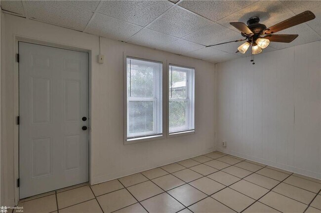 Building Photo - 643 Jischke St