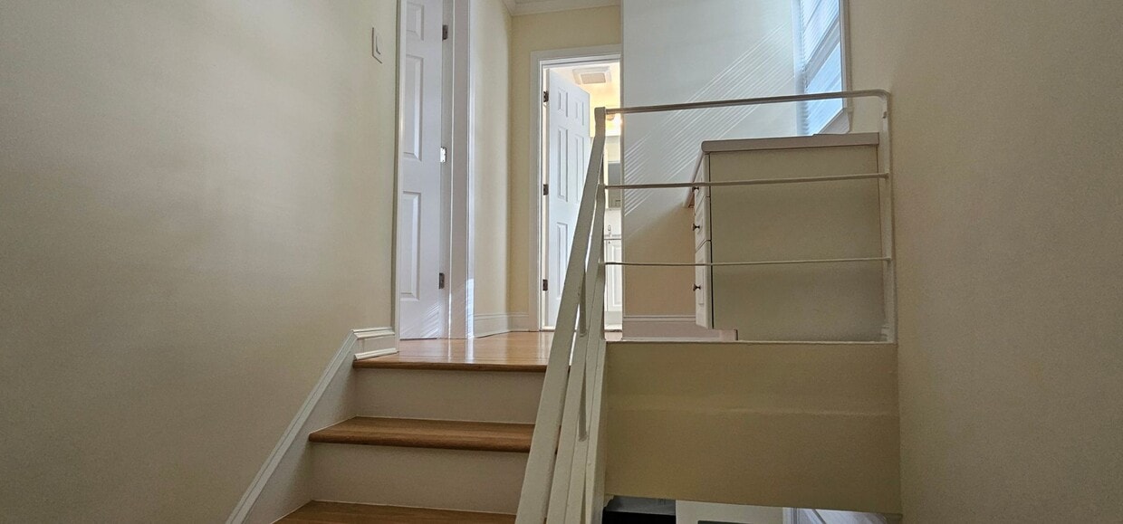 Spacious 1-Bedroom Townhouse in Scenic Area - Spacious 1-Bedroom Townhouse in Scenic Area