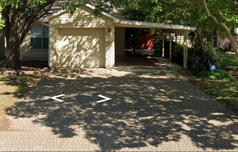 Building Photo - 2640 Glenmore Dr