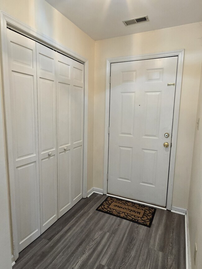 Foto del edificio - 6129 Old Plank Rd