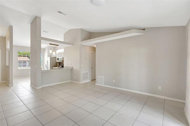 Building Photo - 665 NE Horizon Ln