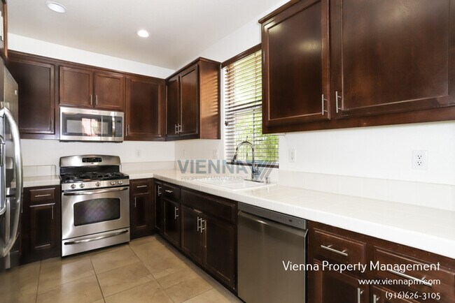 Foto del edificio - Beautiful Townhouse for Rent in Sacramento!