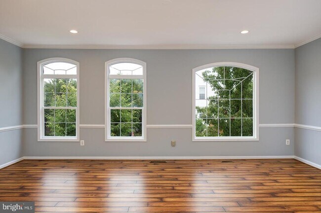 Foto del edificio - 43672 St Helena Terrace