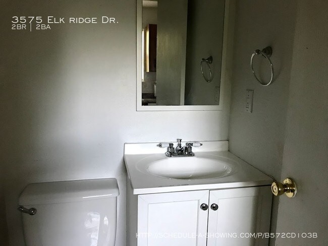 Building Photo - 2bedroom, 1.5 bath townhome, walkout basement