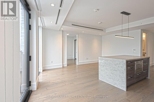 Building Photo - 215 Lonsdale Rd